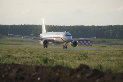 самолет аэробус А320 компании Россия на взлетной полосе аэропорта Кольцово в Екатеринбурге