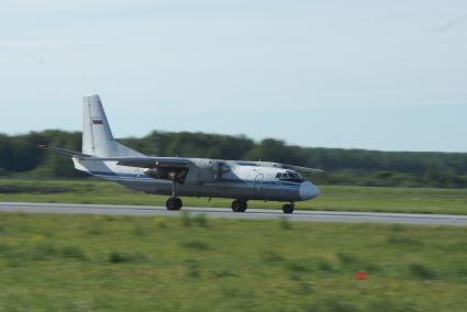 самолет Ан-26Б RA-26142 авиакомпании Псков-Авиа  садится в  аэропорту Кольцово в Екатеринбурге