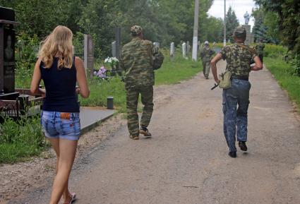 Славянск. Похороны старшей операционной сестры Татьяны Кубран, погибшей при минометном обстреле украинской армией по больнице. На снимке: ополченцы патрилируют кладбище.