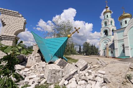 Славянск. Разбитая часовня Храма Серафима Саровского, разрушенной во время минометного обстрела украинской армии.