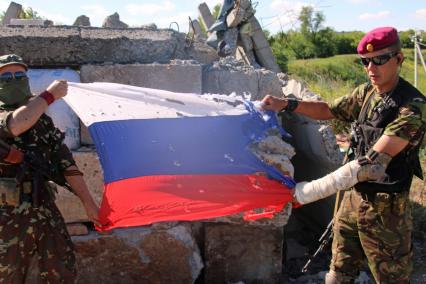 Поселок Восточный. Этот российский флаг висел на блокпосте Химик во время танковой атаки в первых числах мая.