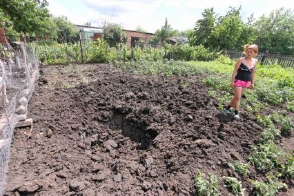 Село Семеновка. На снимке: воронка диаметром 5 метром, попавшая в огород.