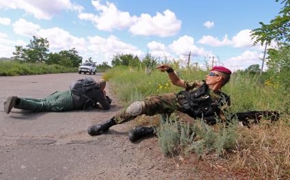 Поселок Восточный. Дорога между поселками Восточный и Семеновка. На снимке: ополченец, сопровождающий корреспондентов.