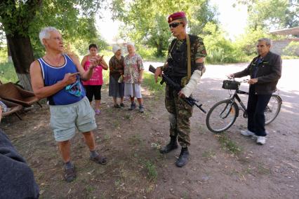 Поселок Восточный. Местные жители и ополченец.