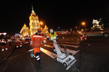 Нанесение дорожной разметки на Кутузовском проспекте.