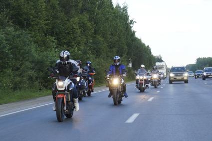 Девушка-мотоангел едет возглавляя колонну байкеров. Она в одиночку путешествует на мотоцикле по всей России