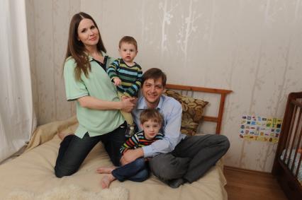 Актриса Наталья Лесниковская с мужем Иваном Юрловым и их сыновья Марк и Егор.