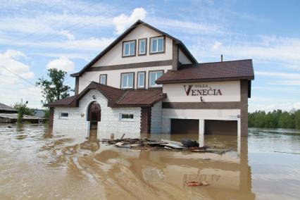 Наводнение в Алтайском крае. Поселок Затон. На снимке: затопленная вилла Venecia.