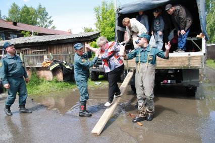 Наводнение в Алтайском крае. Поселок Затон. На снимке: эвакуация жителей.