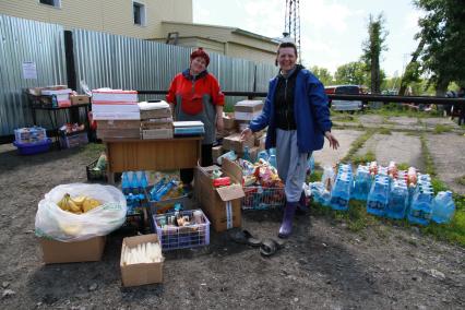 Наводнение в Алтайском крае. Поселок Затон. На снимке: торговля продуктами на улице.