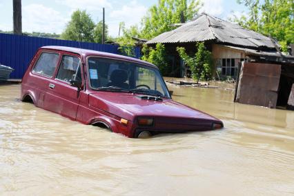 Наводнение в Алтайском крае. Поселок Затон. На снимке: автомобиль `Нива` в воде.