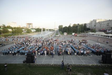 Курсанты МЧС и горожане выстроились в виде слова \"Помним\" во время проведения  акции \"Свеча памяти\" в Екатеринбурге