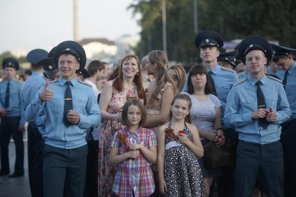 Курсанты Института МЧС, девушки и дети перед проведением акции \"Свеча памяти\" в Екатеринбурге