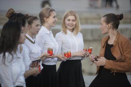 девушки с тоят с зажеными лампадками перед проведением акции \"Свеча памяти\" в Екатеринбурге