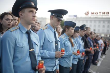 Курсанты МЧС во время проведения  акции \"Свеча памяти\" в Екатеринбурге