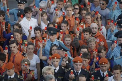 Курсанты МЧС держат в руках зажженые лампадки во время проведения  акции \"Свеча памяти\" в Екатеринбурге