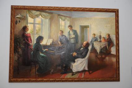 Выставка `Миф о любимом вожде`, посвященная В.И. Ленину и И.О. Сталину в Историческом музее.