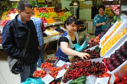 Савеловский продуктовый рынок. На снимке: мужчина покупает черешню.