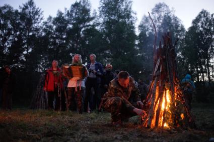 Участники празднования дня Ивана Купала перед обрядом очищения огнем