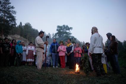 Участники празднования дня Ивана Купала перед обрядом очищения