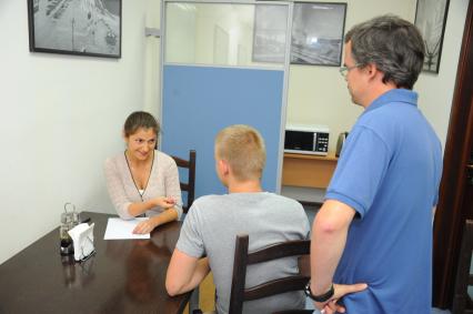 Корреспондент КП Александра Крылова имитирует Speed dating (Быстрое свидание).