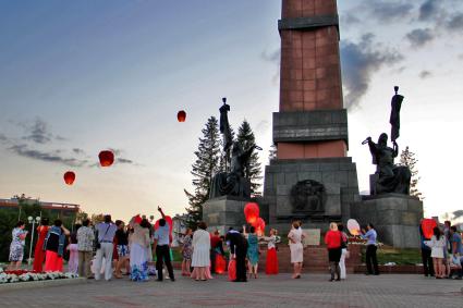 Выпускной вечер в Уфе. Выпускники запускают небесные фонари.