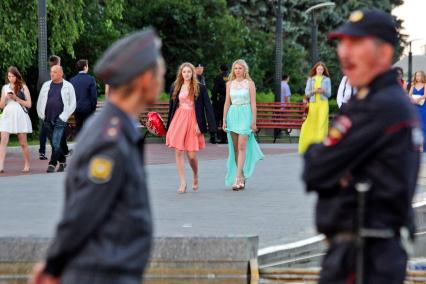 Выпускной вечер в Уфе. Выпускницы в вечерних платьях гуляют по городу.