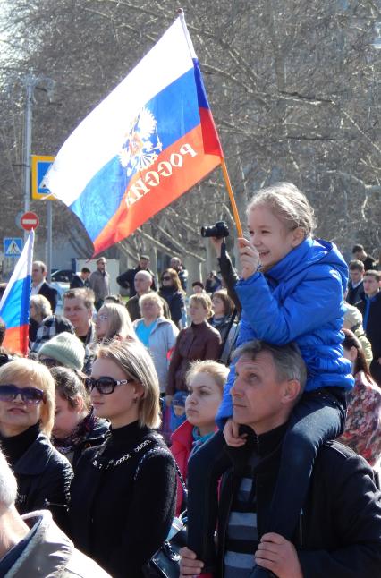 Люди празднуют воссоединение с Россией на улицах Севастополя.