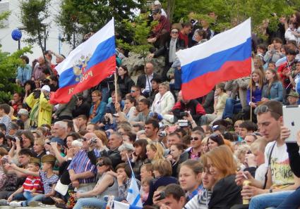 Зрители на Параде Победы в Севастополе.