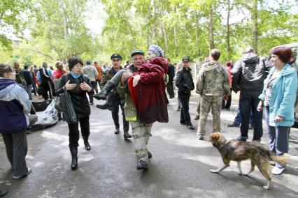 Наводнение в Алтайском крае. Заринск. На снимке: эвакуация населения.