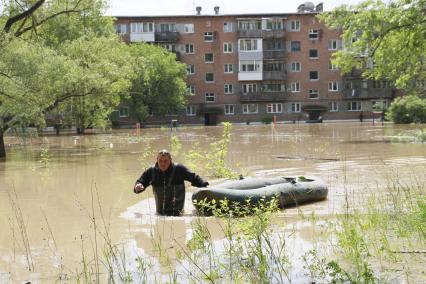 Наводнение в Алтайском крае. Заринск. На снимке: мужчина в воде.