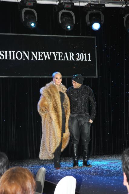 Новогодняя вечеринка и гала-ужин Fashion New Year 2011 в Lotte Hotel. На снимке: телеведущая Маша Малиновская и дизайнер Игорь Гуляев.