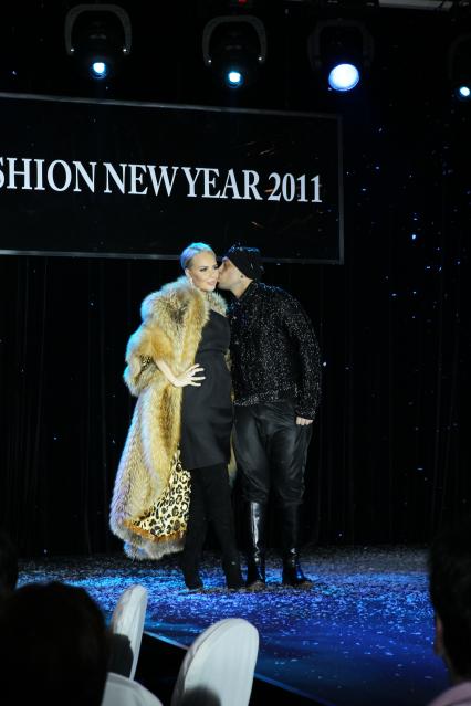 Новогодняя вечеринка и гала-ужин Fashion New Year 2011 в Lotte Hotel. На снимке: телеведущая Маша Малиновская и дизайнер Игорь Гуляев.