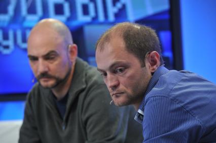 Телевидение `Комсомольская правда`. Тема: `Есть такая профессия: войну освещать`. На снимке: специальные корреспонденты ИД КП Дмитрий Стешин (слева) и Александр Коц.
