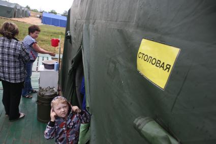 Люди около столовой в палаточном лагере для беженцев из Украины. Донецк, Ростовская область.