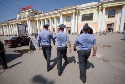 Трое полицейских идут к железнодорожному вокзалу в Екатеринбурге