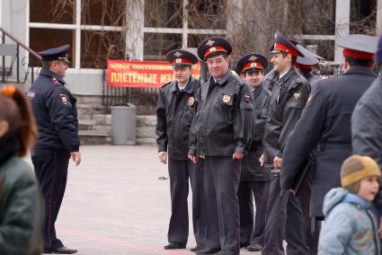 Майор полиции провгодит развод у сотрудников полиции после первомайского шествия в Екатеринбурге