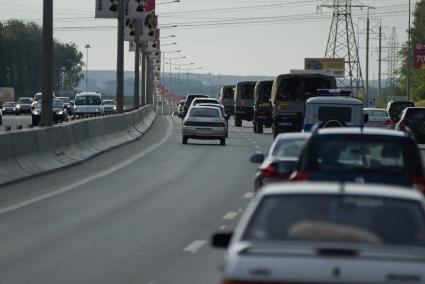 четыре грузовика с полицейскими колонной едут по трассе