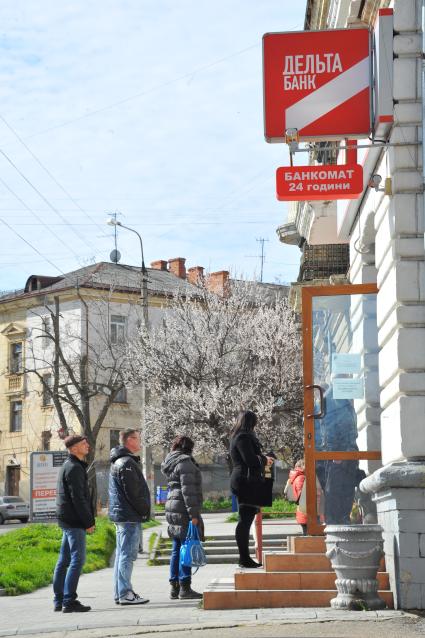 Севастополь. На снимке: люди стоят в очереди в банкомат `Дельта-банка`.