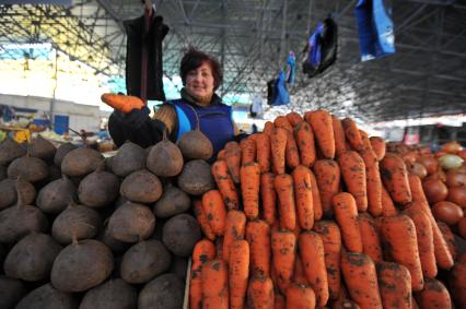 Севастополь. Продуктовый рынок. На снимке: свекла и морковь.