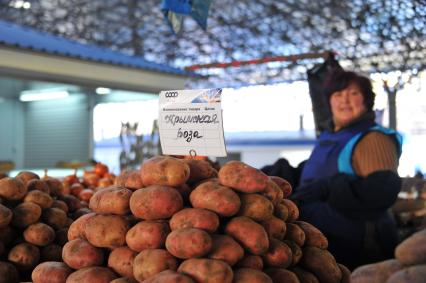 Севастополь. Продуктовый рынок. На снимке: табличка `Крымская роза` на картофеле.