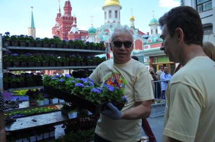 Открытие фестиваля цветов в ГУМе. На снимке: актер Сергей Гармаш и  музыкант Валерий Сюткин.