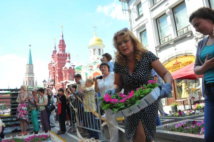 Открытие фестиваля цветов в ГУМе. На снимке: актриса Ирина Алферова.