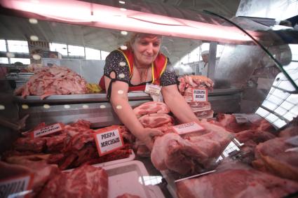 Торговля мясом на рынке.