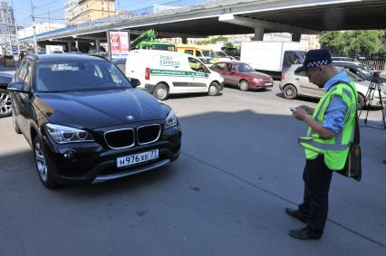 Эвакуатор забирает автомобиль на Садово-Самотечной улице.