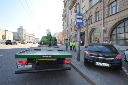 Эвакуатор забирает автомобиль на Садово-Самотечной улице.