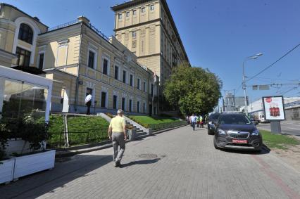 Эвакуатор забирает автомобиль на Садово-Самотечной улице. На снимке: здание посольство Ливана в Москве - улица Садовая-Самотечная 14.