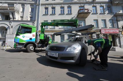 Эвакуатор забирает автомобиль на Садово-Самотечной улице.