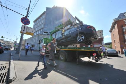 Эвакуатор забирает автомобиль на Садово-Самотечной улице.