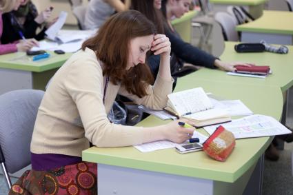 Студенты занимаются в библиотеке.